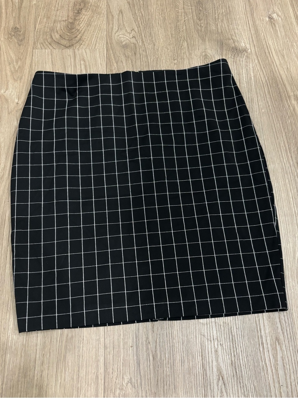 Express Black & White Women's Skirt Size 16